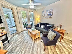 Een televisie, een open haard en een dvd-speler