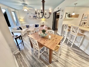 Een televisie, een open haard en een dvd-speler