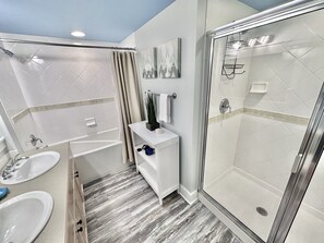 Badewanne, Haartrockner, Handtücher
