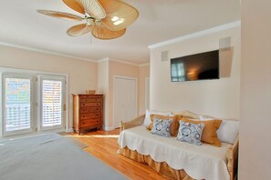 4 bedrooms, iron/ironing board, free WiFi, bed sheets