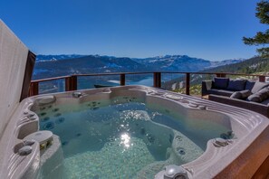 A hot tub with a clear view of mountains in the background. - Big Sky - Lakeview - TLUXP (Truckee)