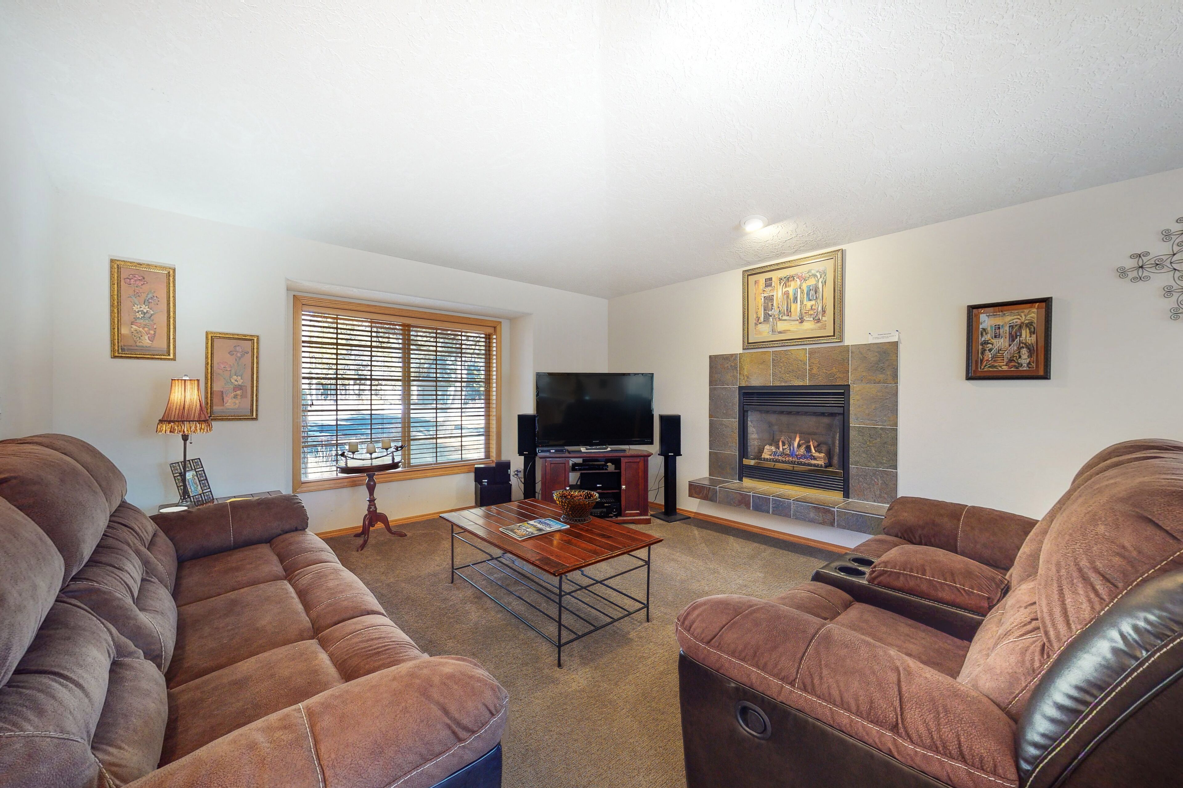 Comfortable Sunriver Home with WiFi, Private Hot Tub, & SHARC Access