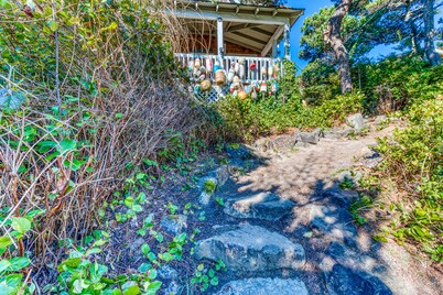 Private Hot Tub & Easy Access to the Beach - Dogs are Welcome