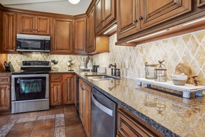 Kjøleskap, mikrobølgeovn, ovn og kokeplater