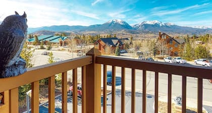 Centrally Located Studio with Stunning Views - Near Shopping, Dining, & Skiing