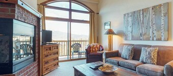 Centrally Located Studio with Stunning Views - Near Shopping, Dining, & Skiing