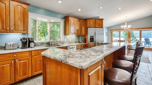 冷蔵庫、電子レンジ、オーブン、コンロ