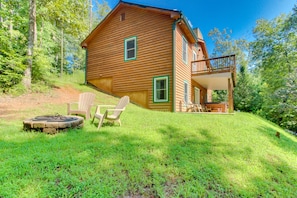 Property grounds - Spacious & dog-friendly, private hot tub, pool table, mini bar & large backyard (Sautee Nacoochee)