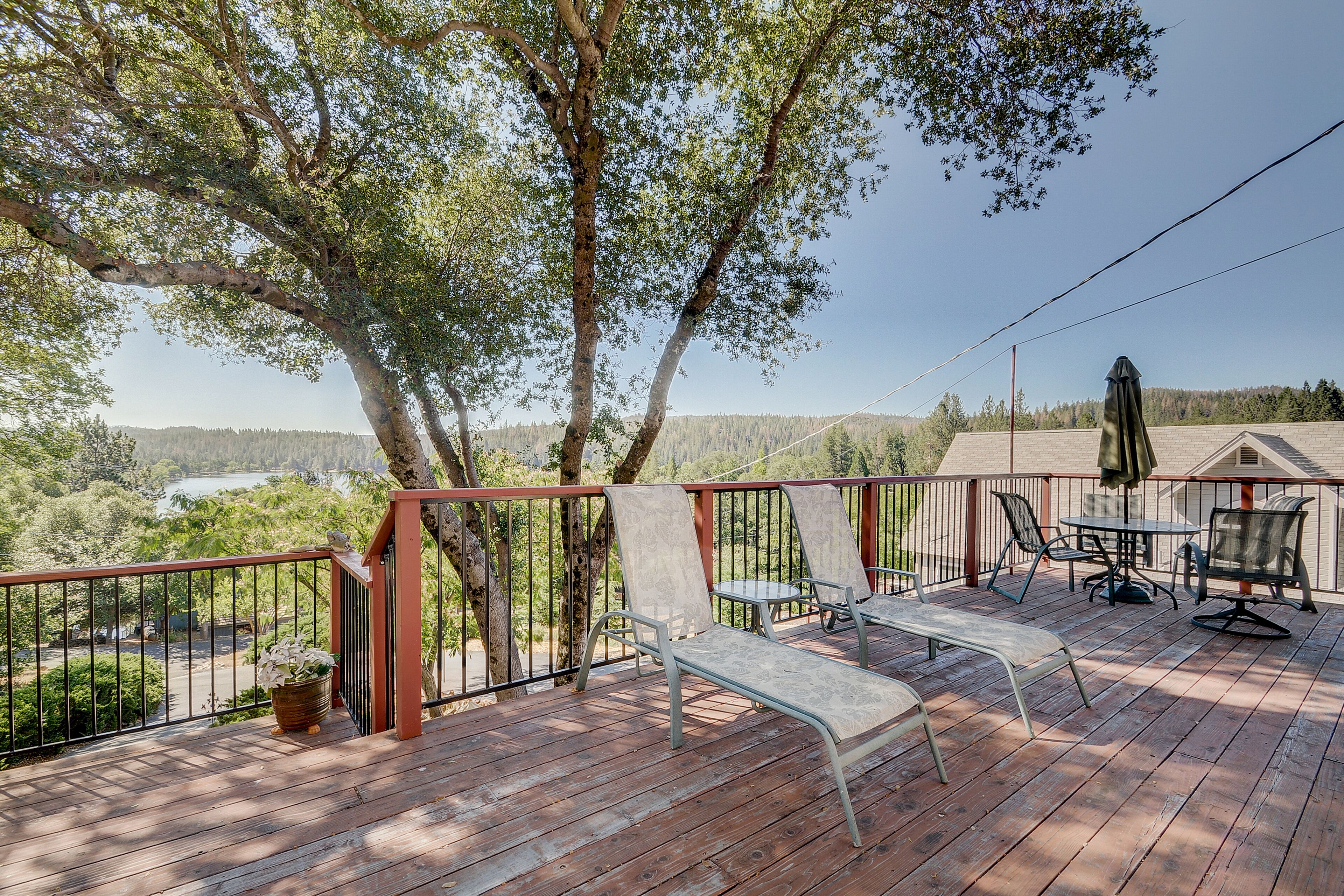 Cozy house with shared pool, WiFi, & large deck with lake views