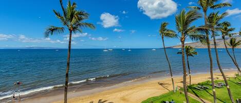 På stranden, solstolar och strandhanddukar