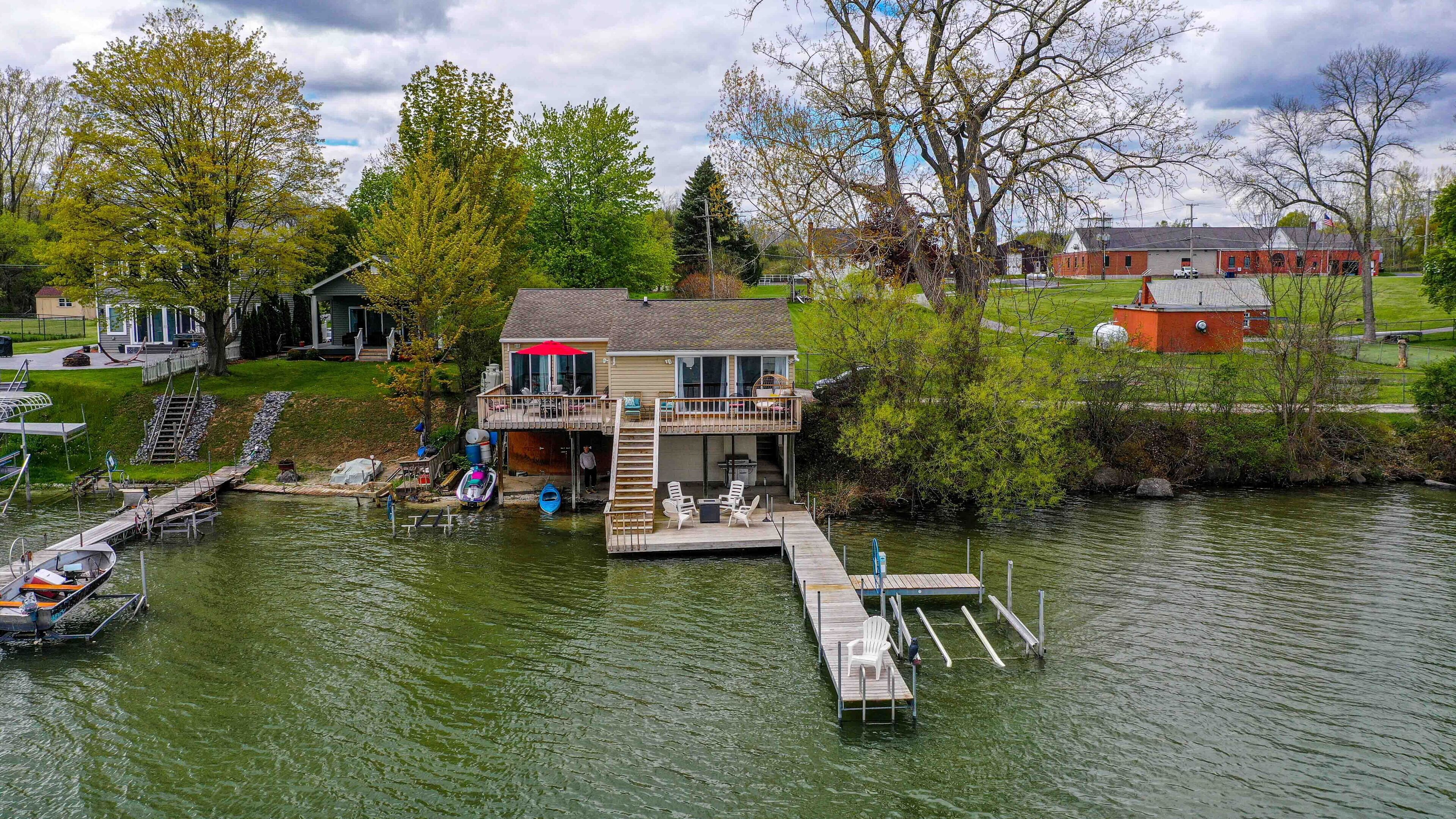Lakeside Getaway - Modern Living At The Lake's Edge