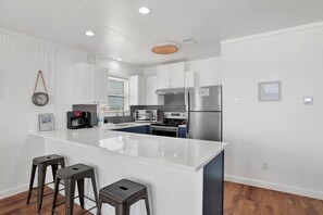 Mikroaaltouuni, uuni, astianpesukone, kahvin-/teenkeitin