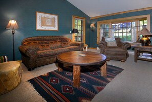 Een televisie, een open haard, een dvd-speler en een kantoor