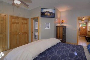3 bedrooms, desk, iron/ironing board, travel cot