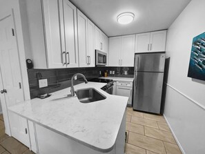 Refrigerador, microondas, horno y parrilla de estufa 