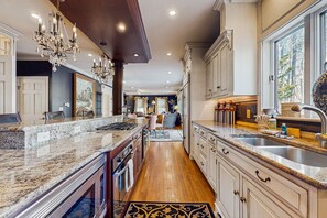 Fridge, microwave, oven, stovetop - Luxurious house with golf course views, firepit, pergola, deck, and central AC (Kennebunkport)