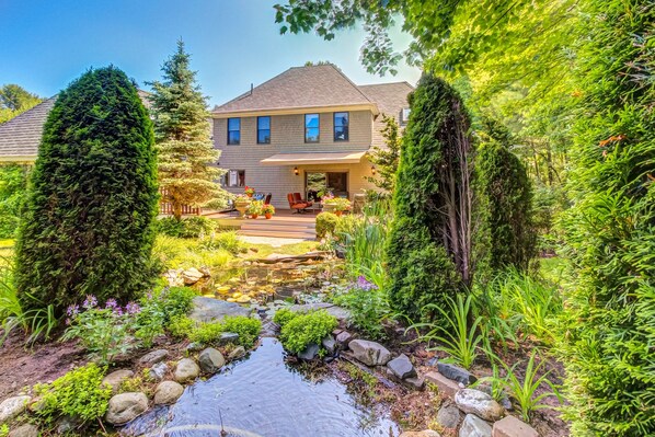 Exterior - Luxurious house with golf course views, firepit, pergola, deck, and central AC (Kennebunkport)