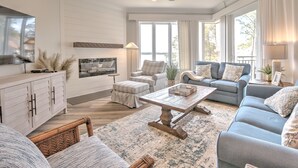 Un salon spacieux avec un grand canapé, une table basse et un téléviseur.