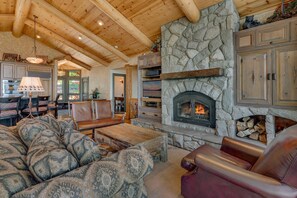 Caminetto, Netflix, tavolo da calcetto, tavolo da ping pong