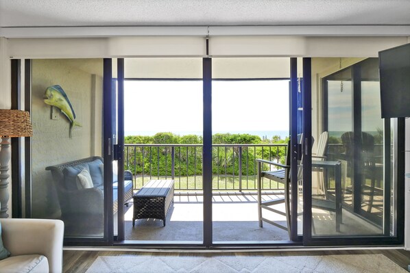 Un balcon avec un canapé, une table et une chaise.