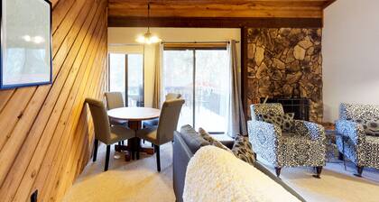 Condo toutes saisons w / deck - à pied de la piscine partagée / bain à remous et Huntington Lake!