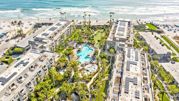 Ein Hotel mit Dachpool, Zugang zum Strand und Meerblick.