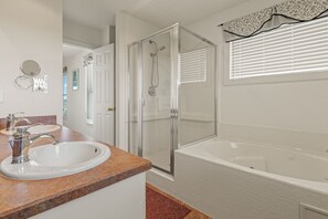 Combined shower/bathtub, towels - Blue-Eyed Lookout: Dog-Friendly, Private Pool, Hot Tub (Corolla)