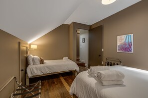 Ein Hotelzimmer mit zwei Betten, einem Badezimmer und einem Flur.