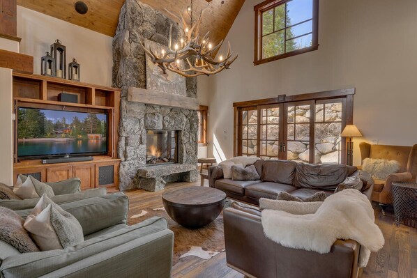 Televisión y chimenea 