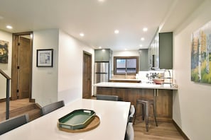 Fridge, microwave, stovetop, dishwasher