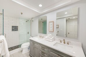 Douche, sèche-cheveux, serviettes fournies