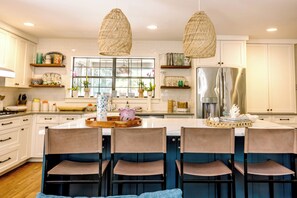 Kylskåp, mikrovågsugn, ugn och spishäll