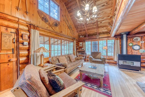 Löydä rauha ja hiljaisuus tästä joen rannalla sijaitsevasta Steiner-mökistä metsässä!