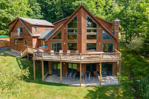 Mountain Chalet w/ Hot Tub, Views & Game Room