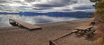 Nice home w/ HOA pool, close to Tahoe City & beach