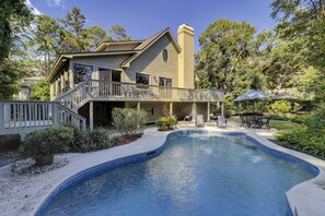 A two-story house with a swimming pool, a covered patio, and a deck with outdoor furniture. - 3 bedroom/4.5 bathroom Sea Pines home with private pool, 5 min to the beach (Hilton Head Island)