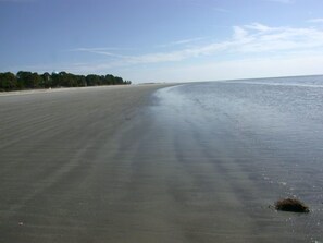 On the beach - 1423 S. Beach Villa - Catch A Glimpse of Calibogue Sound & Beach (Hilton Head Island)