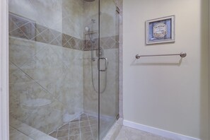 Douche, sèche-cheveux, serviettes fournies