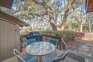 Outdoor dining - 1423 S. Beach Villa - Catch A Glimpse of Calibogue Sound & Beach (Hilton Head Island)