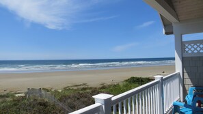 On the beach - Traxlers Surfside Cottage-Beachfront Bliss Awaits (Florence)