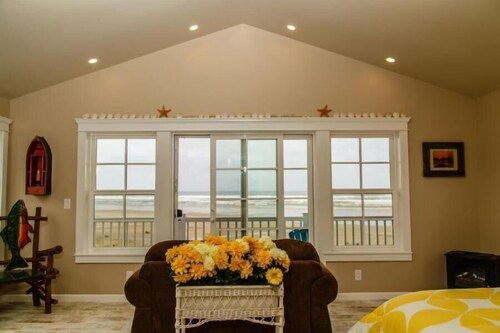 Traxlers Surfside Cottage-Beachfront Bliss Awaits