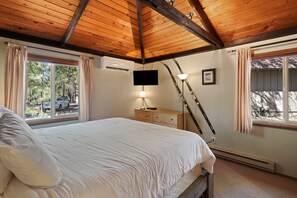 2 bedrooms, WiFi, bed sheets - 7 Grizzly - 2 Min to Village & SHARC, A/C, SHARC Passes, Hot Tub, Bikes, Updated (Sunriver)