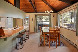 Dining - 7 Grizzly - 2 Min to Village & SHARC, A/C, SHARC Passes, Hot Tub, Bikes, Updated (Sunriver)