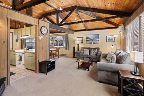 7 Grizzly - 2 Min to Village & SHARC, A/C, SHARC Passes, Hot Tub, Bikes, Updated