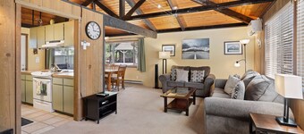 7 Grizzly - 2 Min to Village & SHARC, A/C, SHARC Passes, Hot Tub, Bikes, Updated