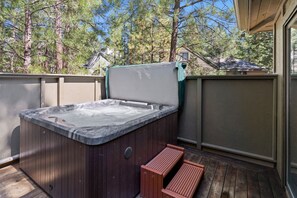 Outdoor spa tub - 7 Grizzly - 2 Min to Village & SHARC, A/C, SHARC Passes, Hot Tub, Bikes, Updated (Sunriver)