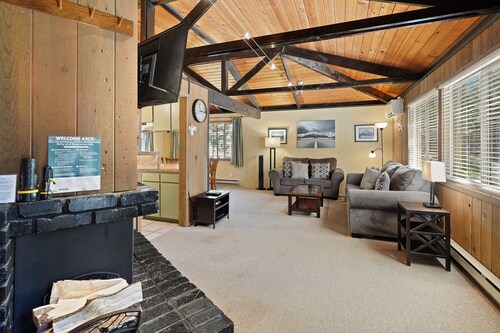 7 Grizzly - 2 Min to Village & SHARC, A/C, SHARC Passes, Hot Tub, Bikes, Updated