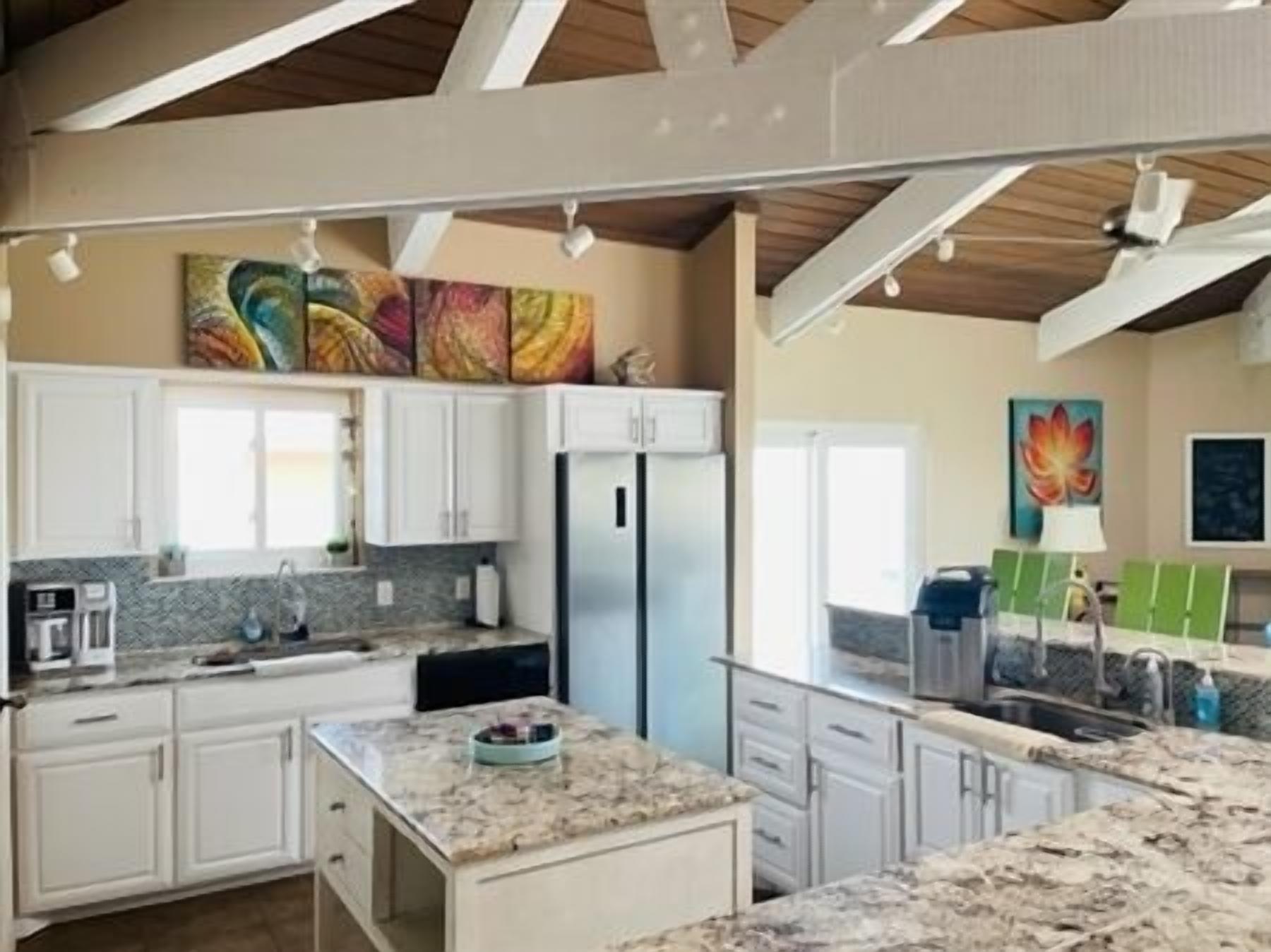 Refrigerador, microondas, placa de cocina, lavavajillas