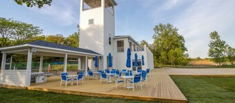 Casa masiva recientemente actualizada frente al lago Michigan en Beachwalk Resort