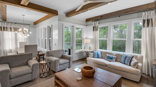 Smart-tv, dvd-spelare och en stereo